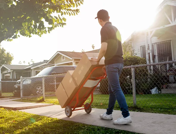 Key benefits of our moving services including speed, insurance, tailored plans, and upfront pricing.